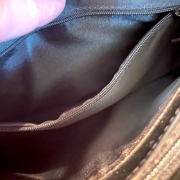 NWOT “GUESS” BLACK PURSE IN EXCELLENT CONDITION.  TAGS REMOVED BUT NEVER USED. - Picture 5 of 7